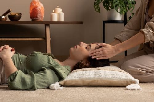 Ozenenergies apposition des mains sur la tête pour renouveler les énergies afin de calmer le stress et l anxiété transmis par une lumière. soins énergétiques Nieppe